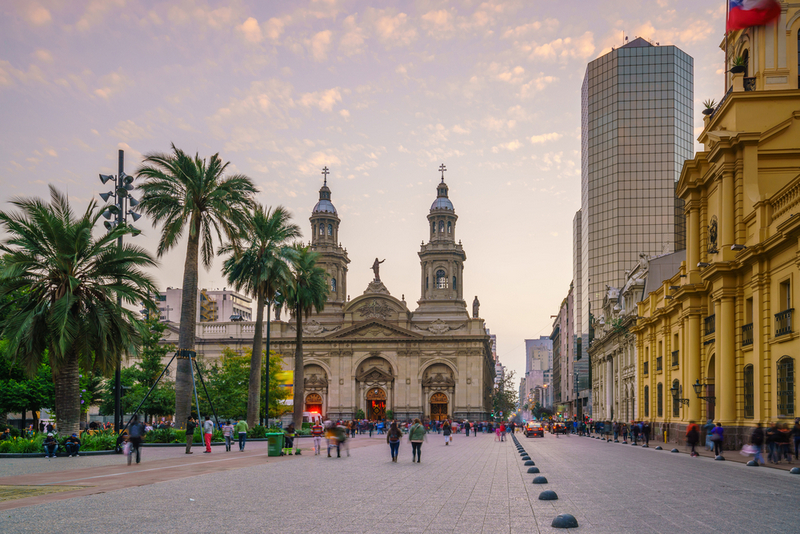 Catedrală și palmieri într-o piață din Santiago