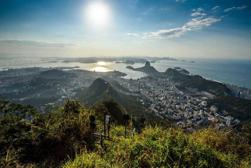 Vedere asupra Rio de Janeiro dintr-un parc montan
