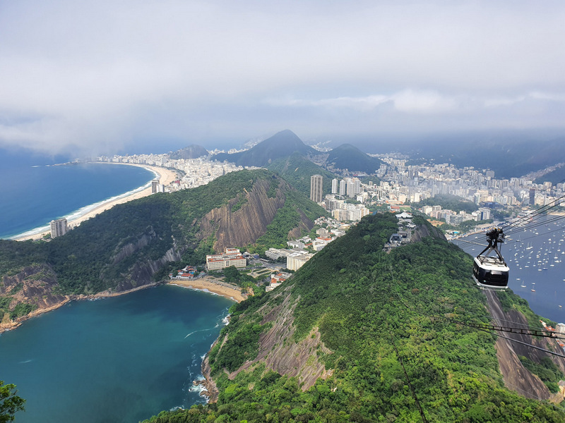 Telecabină deasupra munților și golfului din Rio de Janeiro