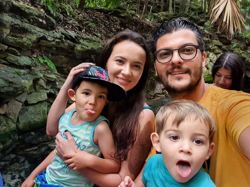 Familie într-un portret lângă un zid de piatră
