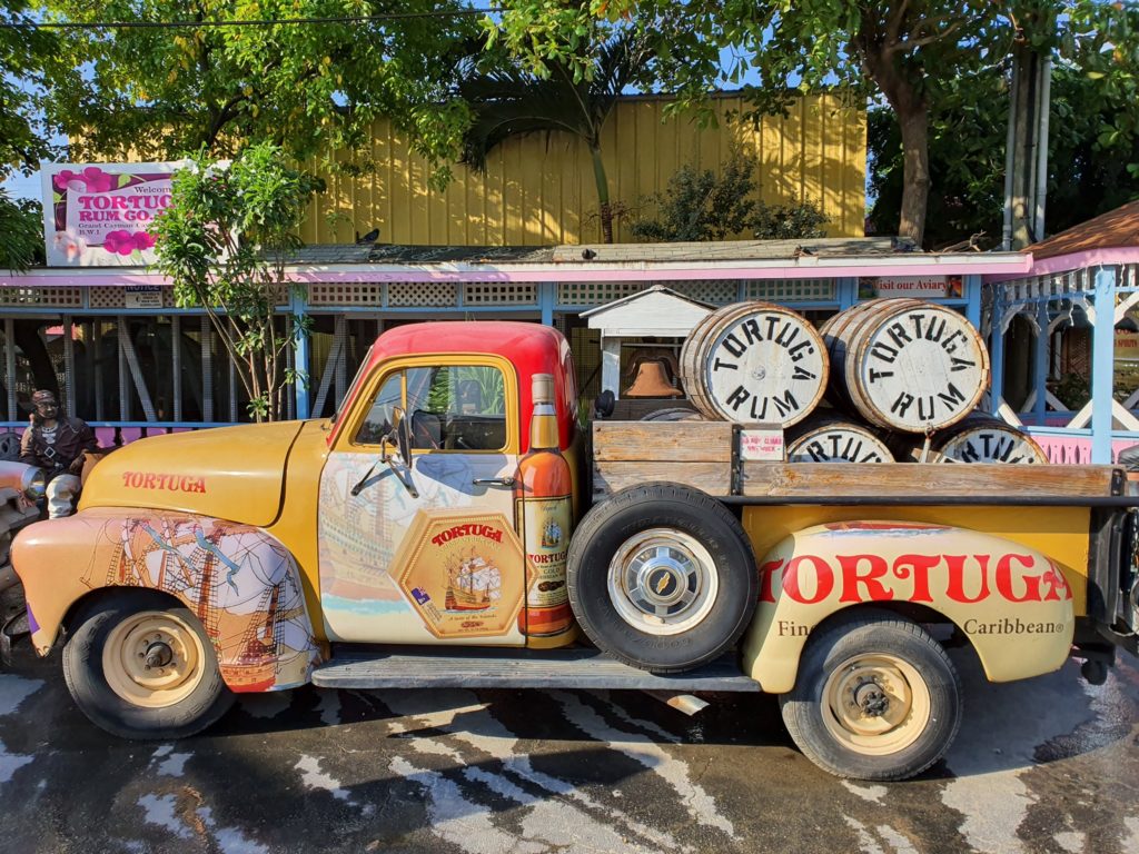 Vehicul decorativ colorat într-o curte de magazin