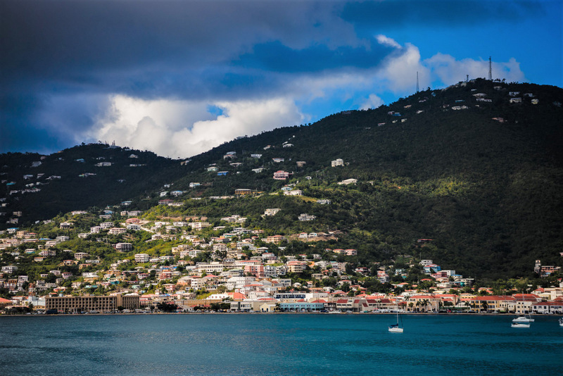 Dealuri cu case deasupra apei unui golf
