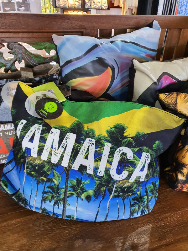 Geantă colorată cu inscripția Jamaica într-un magazin