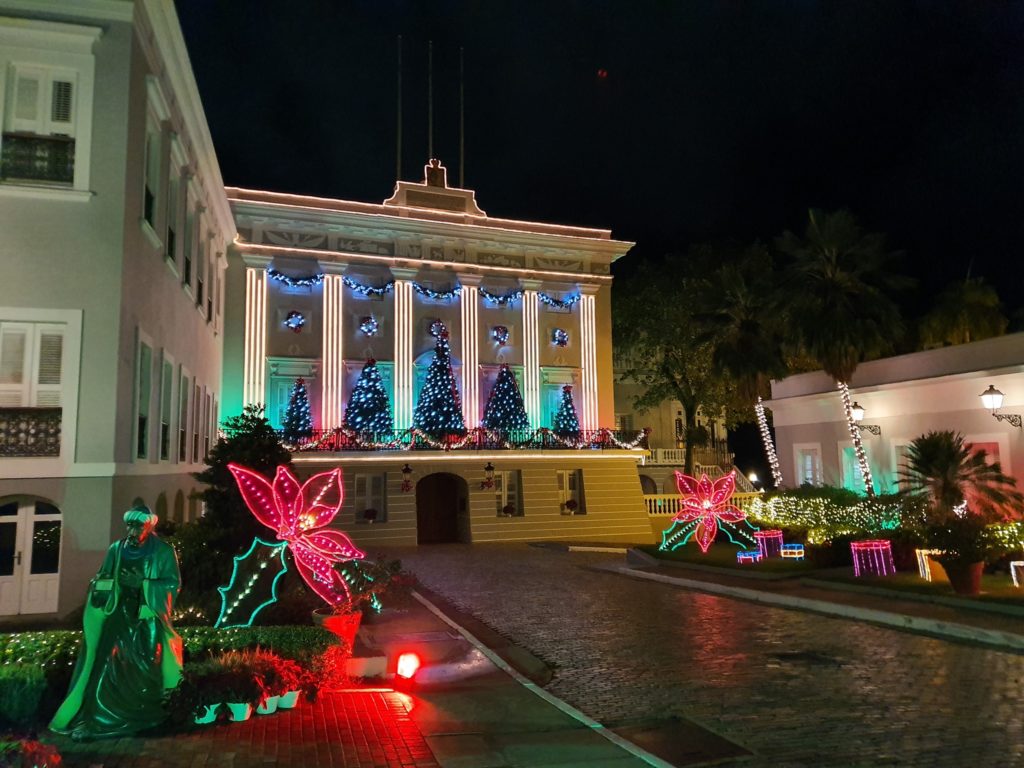 Clădire cu coloane și decoruri de sărbători
