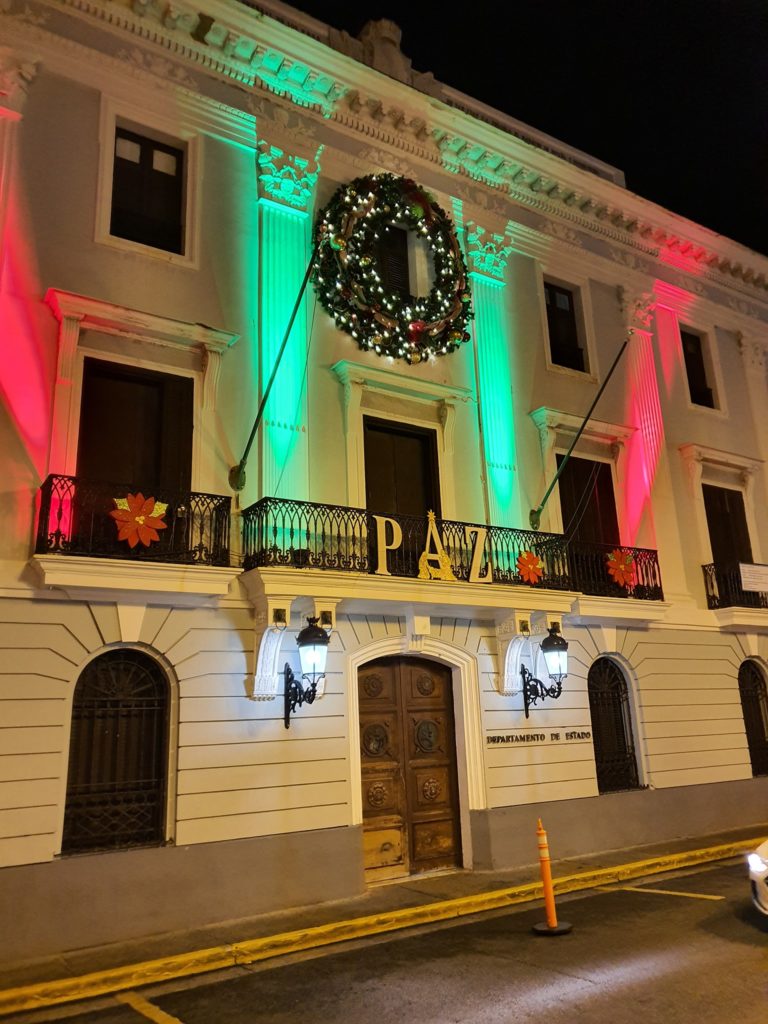 Clădire istorică iluminată în verde și roșu