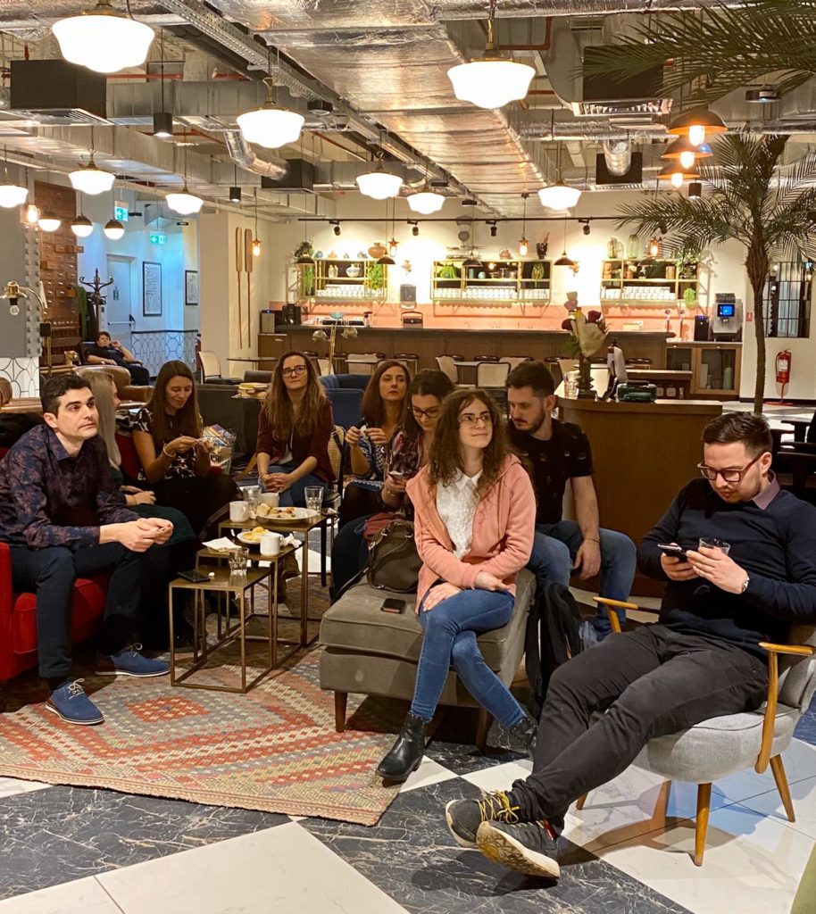 Participanți așezați într-un lounge la un eveniment