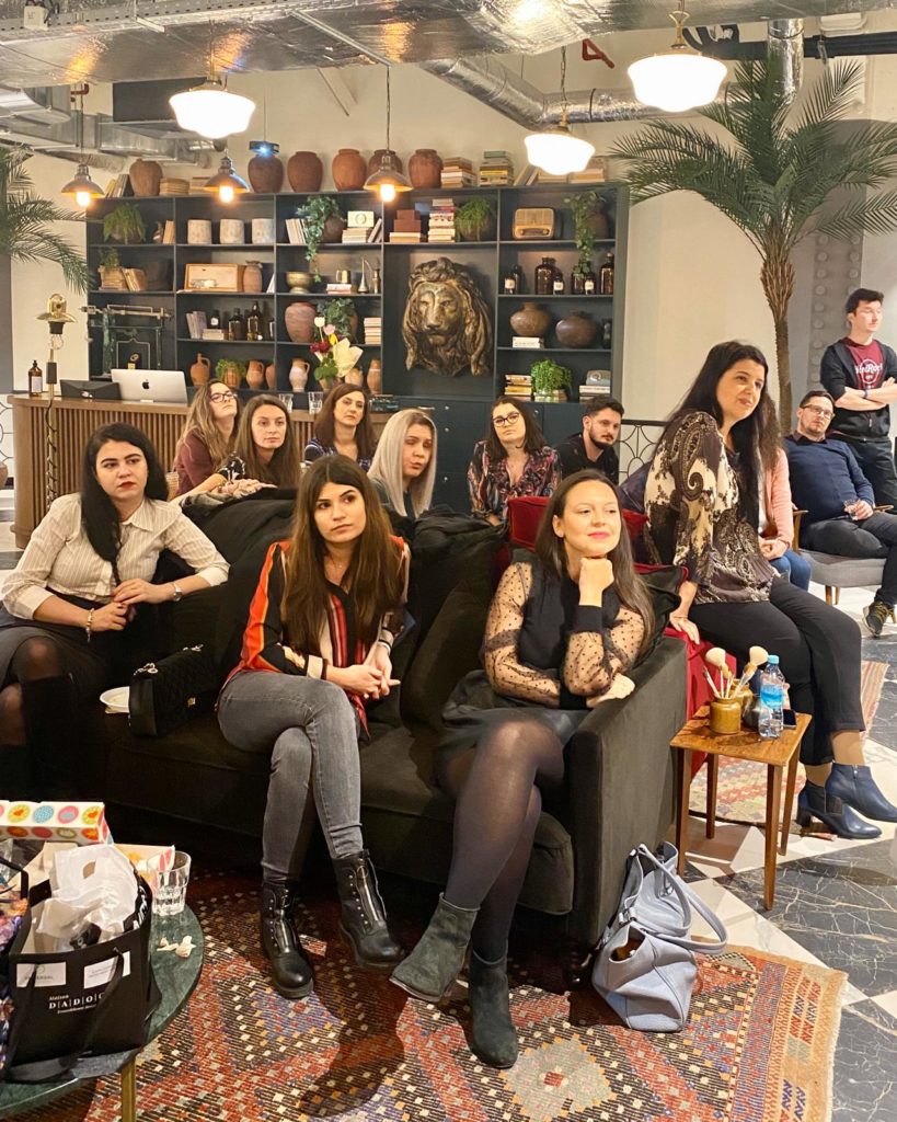 Grup de participanți așezați pentru o fotografie