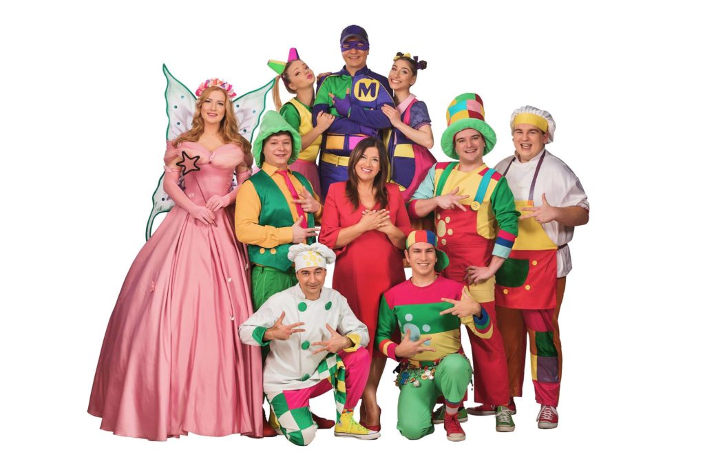 Grup de personaje în costume viu colorate