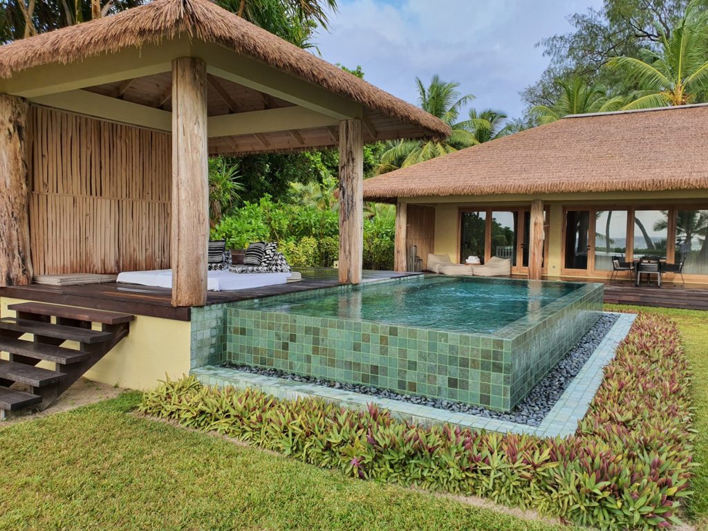 Vilă cu piscină privată lângă vegetație tropicală