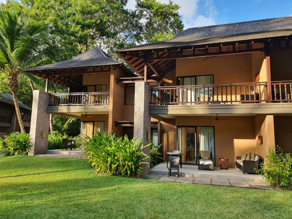 Vilă cu două niveluri și balcon de lemn