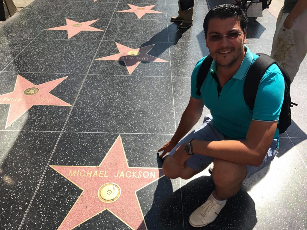 Bărbat lângă stelele de pe Hollywood Walk of Fame