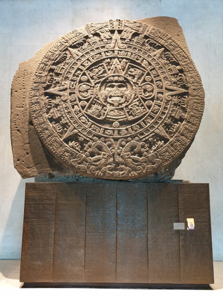 Disc masiv din piatră cu motive concentrice sculptate, expus în muzeu.