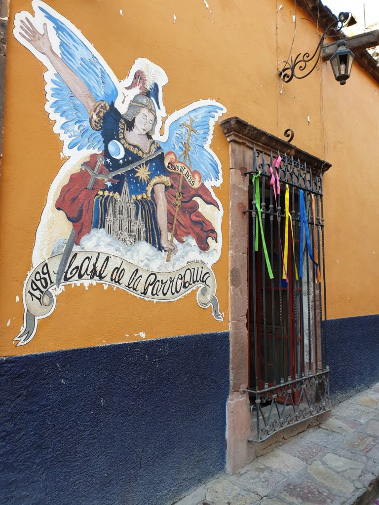 Frescă pe un perete galben, într-o stradă mexicană