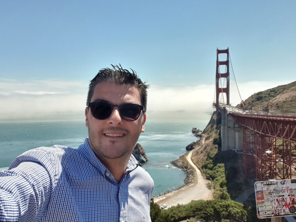 Bărbat fotografiat cu podul Golden Gate în fundal