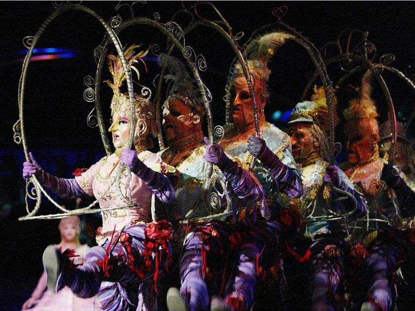 Artiști în costume ornamentate pe o scenă