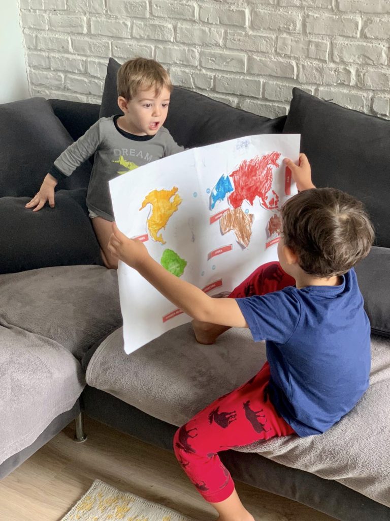 Copii completând planșe colorate într-un interior