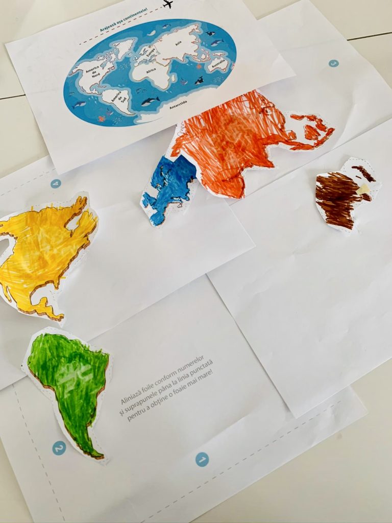 Foi cu hărți colorate și planete ilustrate