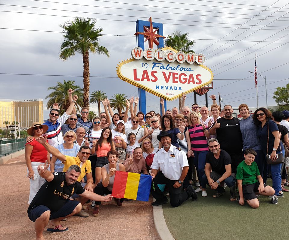Grup de călători lângă indicatorul Las Vegas