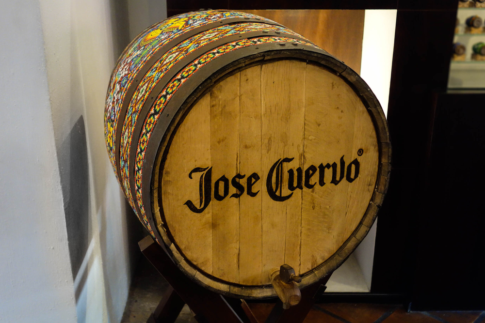 Butoi din lemn cu inscripția Jose Cuervo
