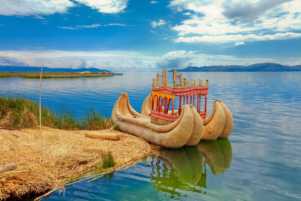 Barcă din stuf pe malul Lacului Titicaca