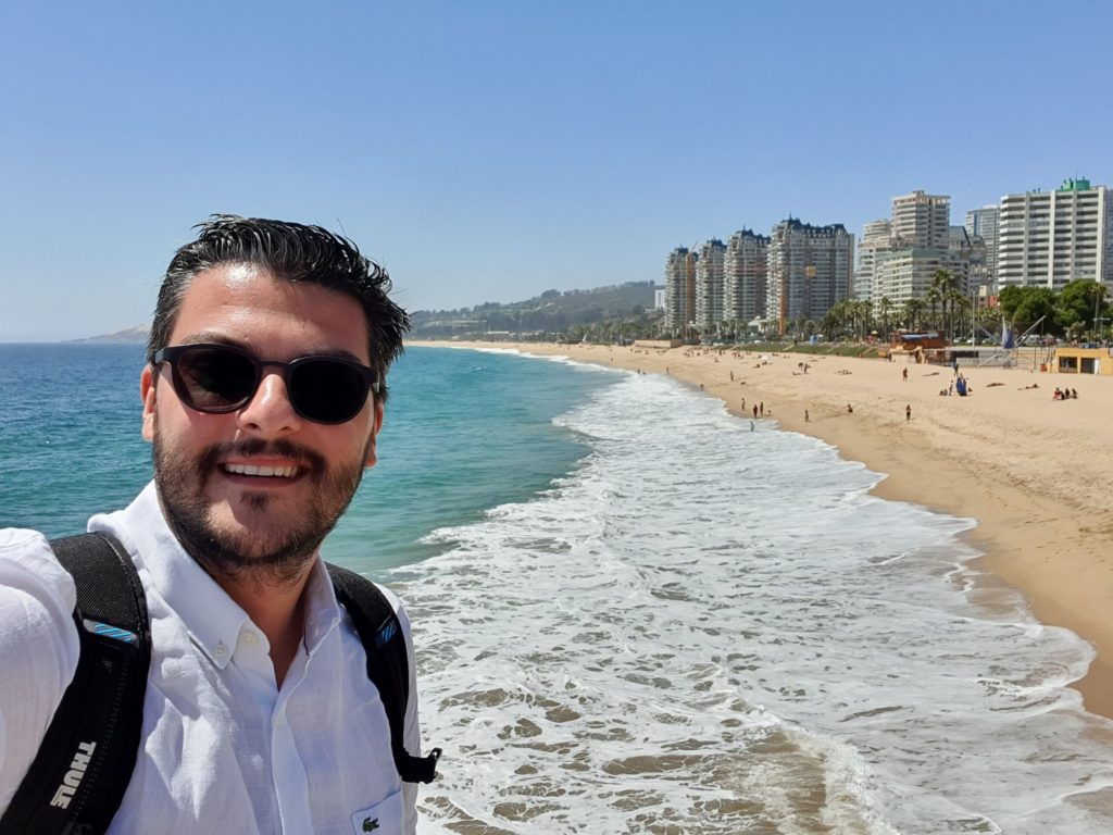 Bărbat pe plaja din Viña del Mar, lângă valuri