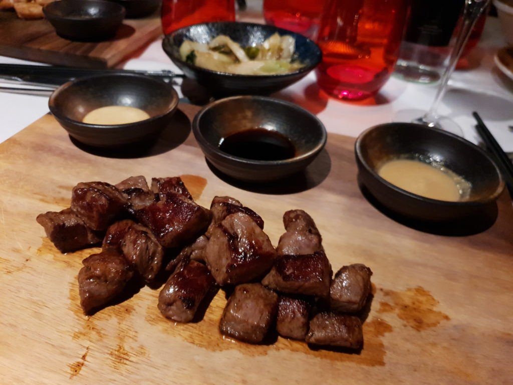 Bucăți de carne rumenită servite cu sosuri separate