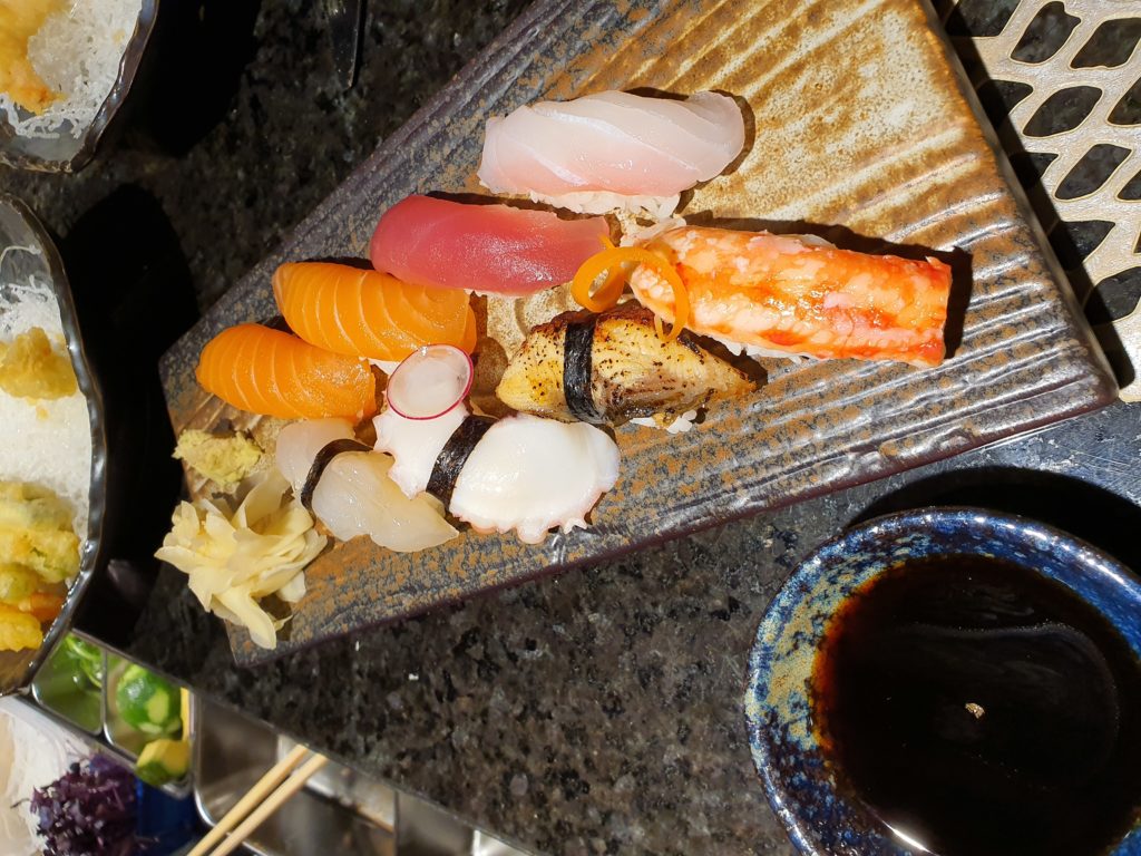 Platou cu sushi și felii de pește crud
