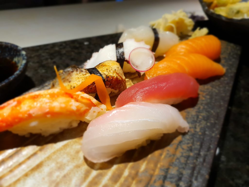 Platou cu sushi variat, somon și pește alb