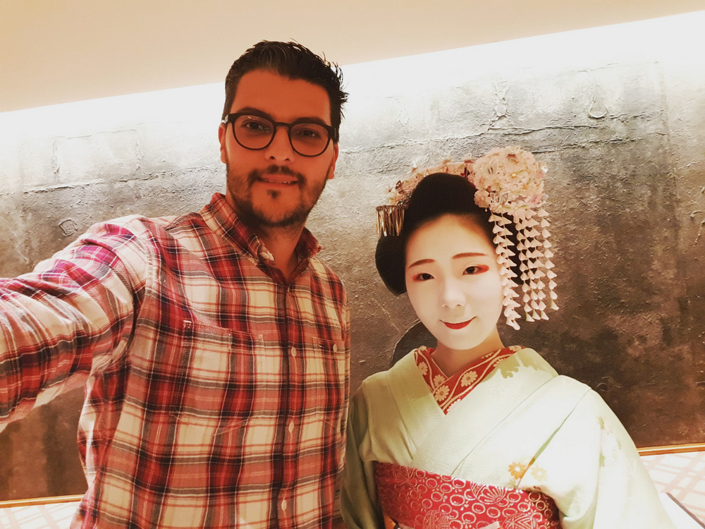 Bărbat lângă o femeie în kimono, într-un interior