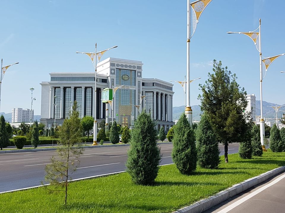 Bulevard larg cu clădire monumentală și spații verzi