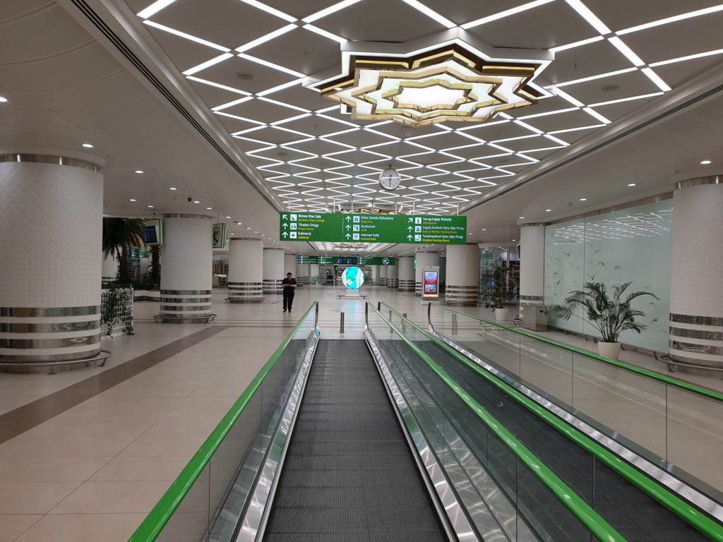 Culoare rulante într-un terminal de aeroport aproape gol