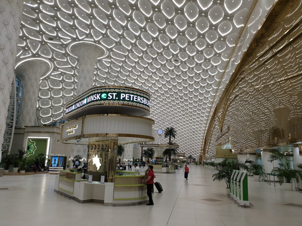 Interior de aeroport cu tavan decorativ și ghișee comerciale