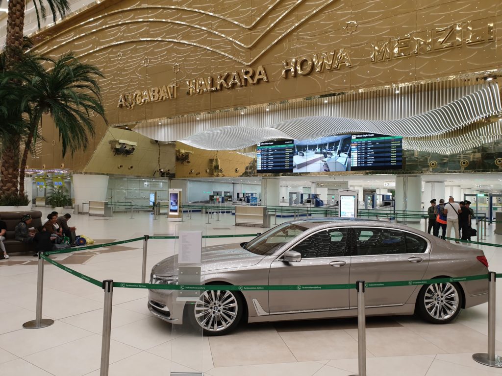 Automobil expus în interiorul unui terminal de aeroport