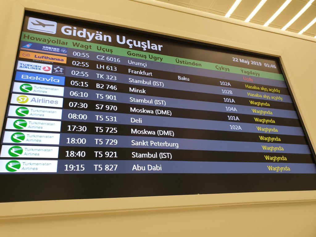 Panou electronic cu orele și destinațiile zborurilor