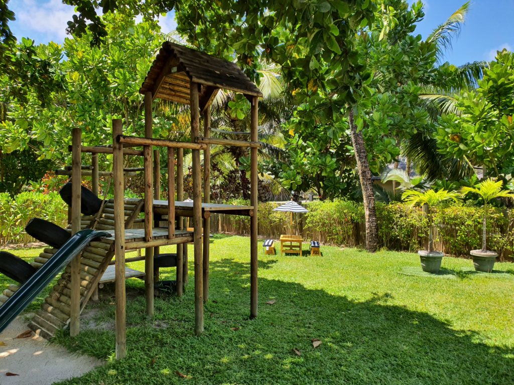 Loc de joacă din lemn cu tobogan în grădină