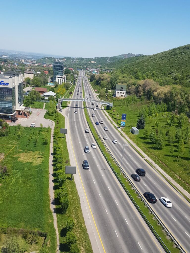 Bulevard larg văzut de sus între zone verzi