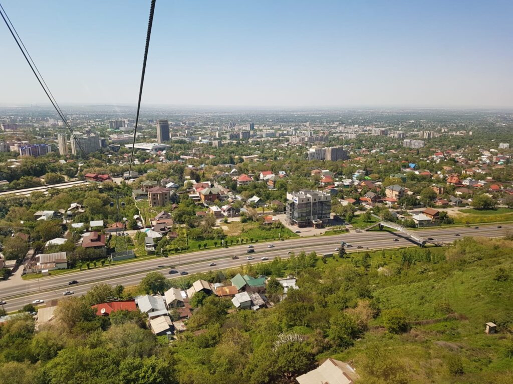 Oraș și cartiere verzi văzute din telecabină