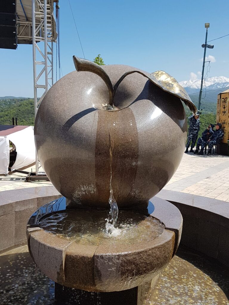 Fântână decorativă în formă de măr din metal