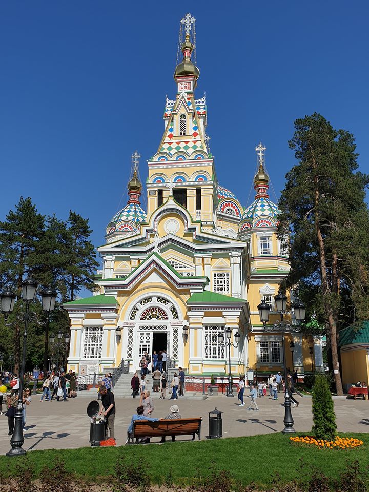 Catedrală colorată cu turle aurite într-un parc