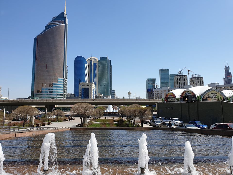 Fântâni arteziene într-un peisaj urban cu clădiri moderne