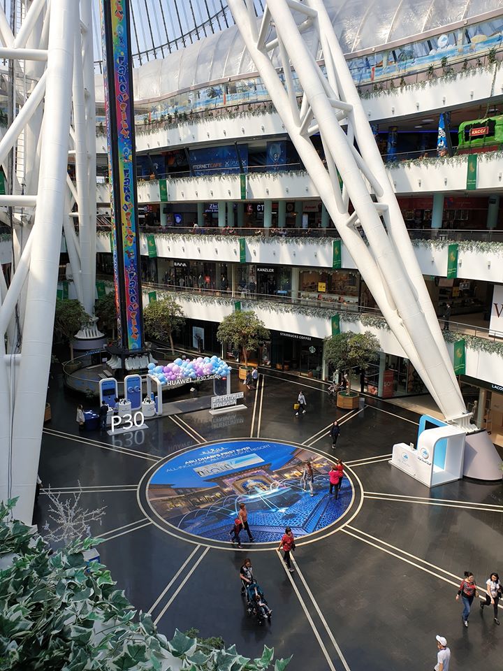 Interior de centru comercial cu structură metalică și mai multe niveluri