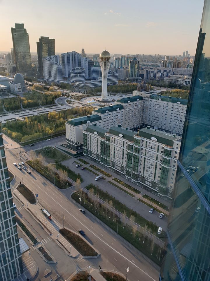 Bulevard și clădiri moderne văzute de la înălțime