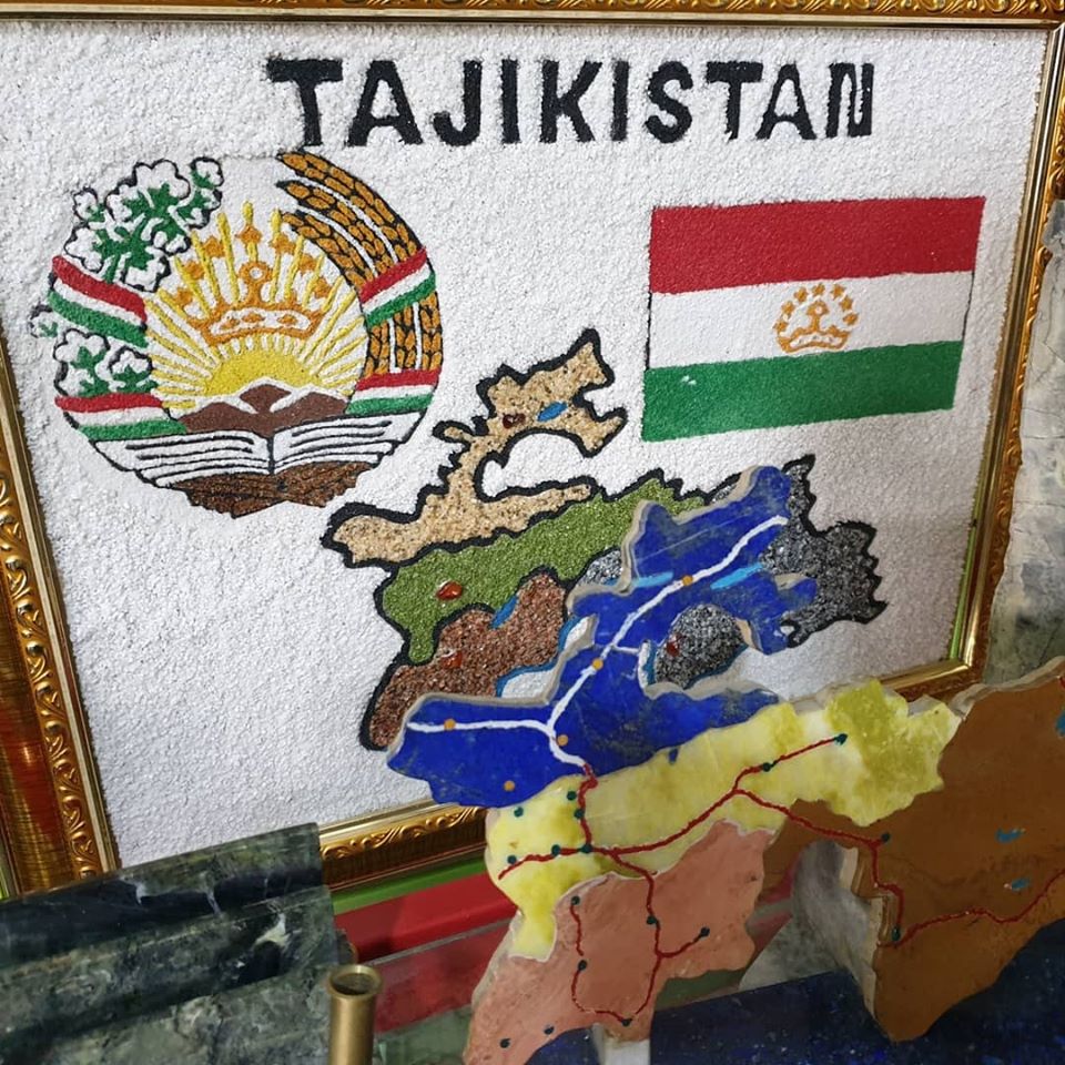 Panou decorativ cu harta, stema și drapelul Tadjikistanului