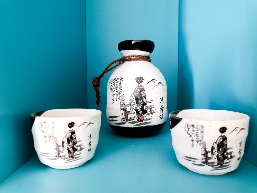 Set pentru sake cu carafă și două cești pictate