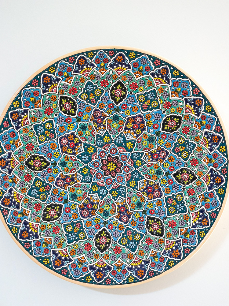 Farfurie decorativă cu motive geometrice multicolore pe fundal alb