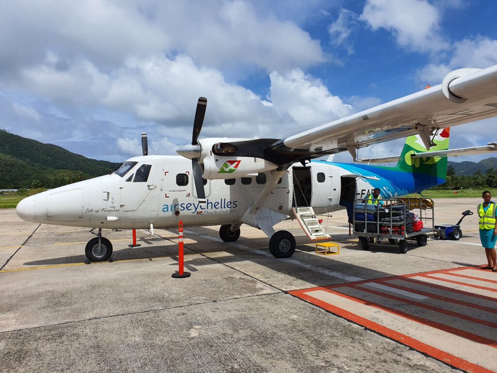 Avion Air Seychelles cu elice pe platforma aeroportului