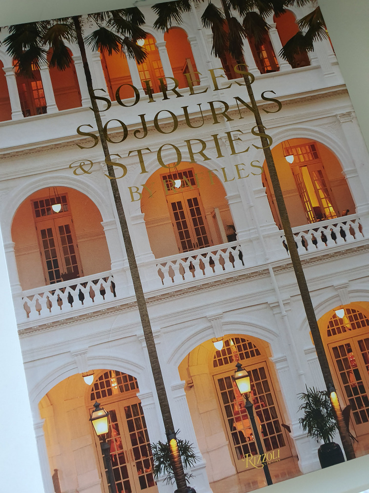 Revistă Raffles cu fotografie de fațadă colonială pe copertă