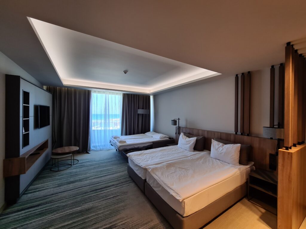 Cameră de hotel cu pat dublu și două paturi separate