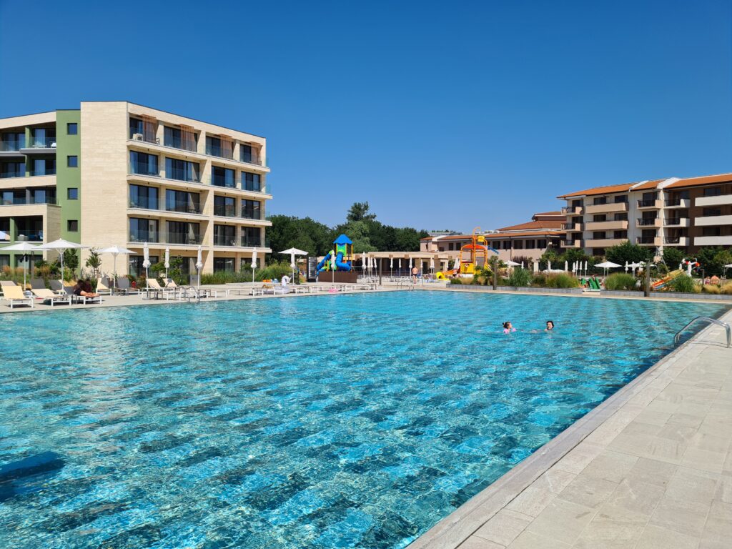Piscină exterioară între clădiri hoteliere cu balcoane