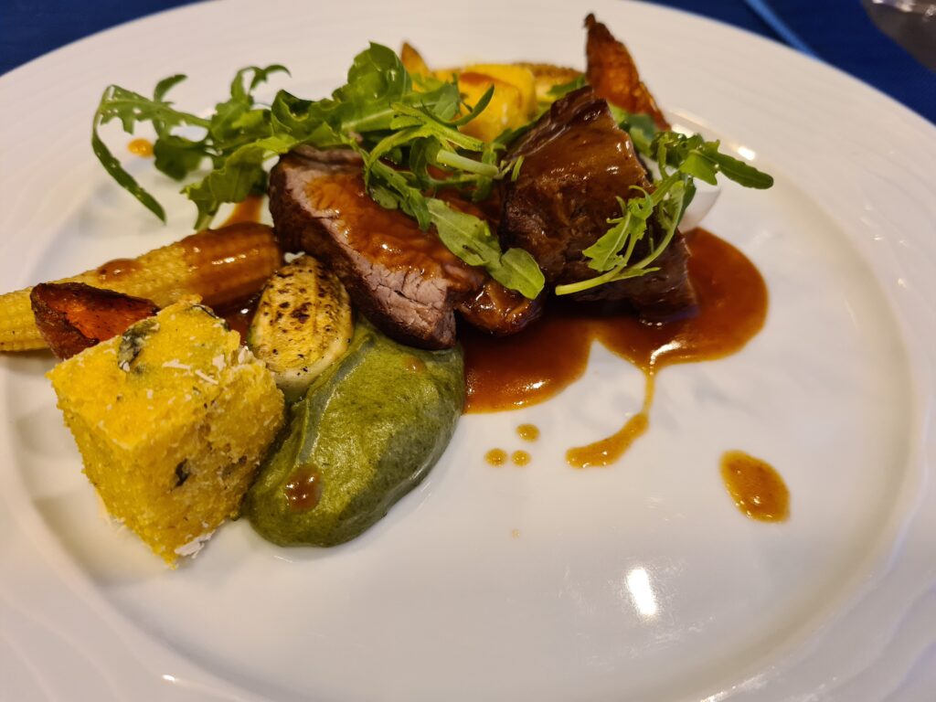 Carne cu sos brun și garnitură de legume colorate